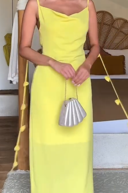 Vestido largo sin espalda con tirantes de flores en los hombros y cuello halter